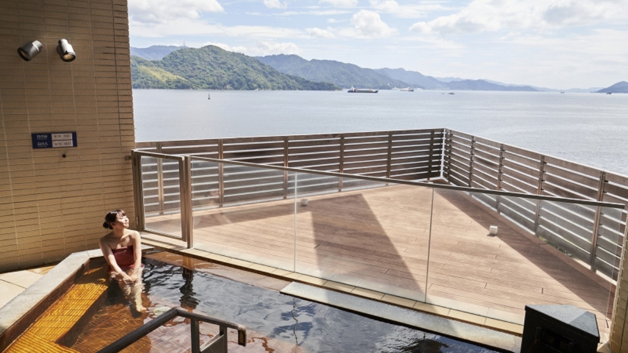 展望露天風呂 広島温泉「瀬戸の湯」穏やかな瀬戸内海を眺めながら、ゆったりとお楽しみください。