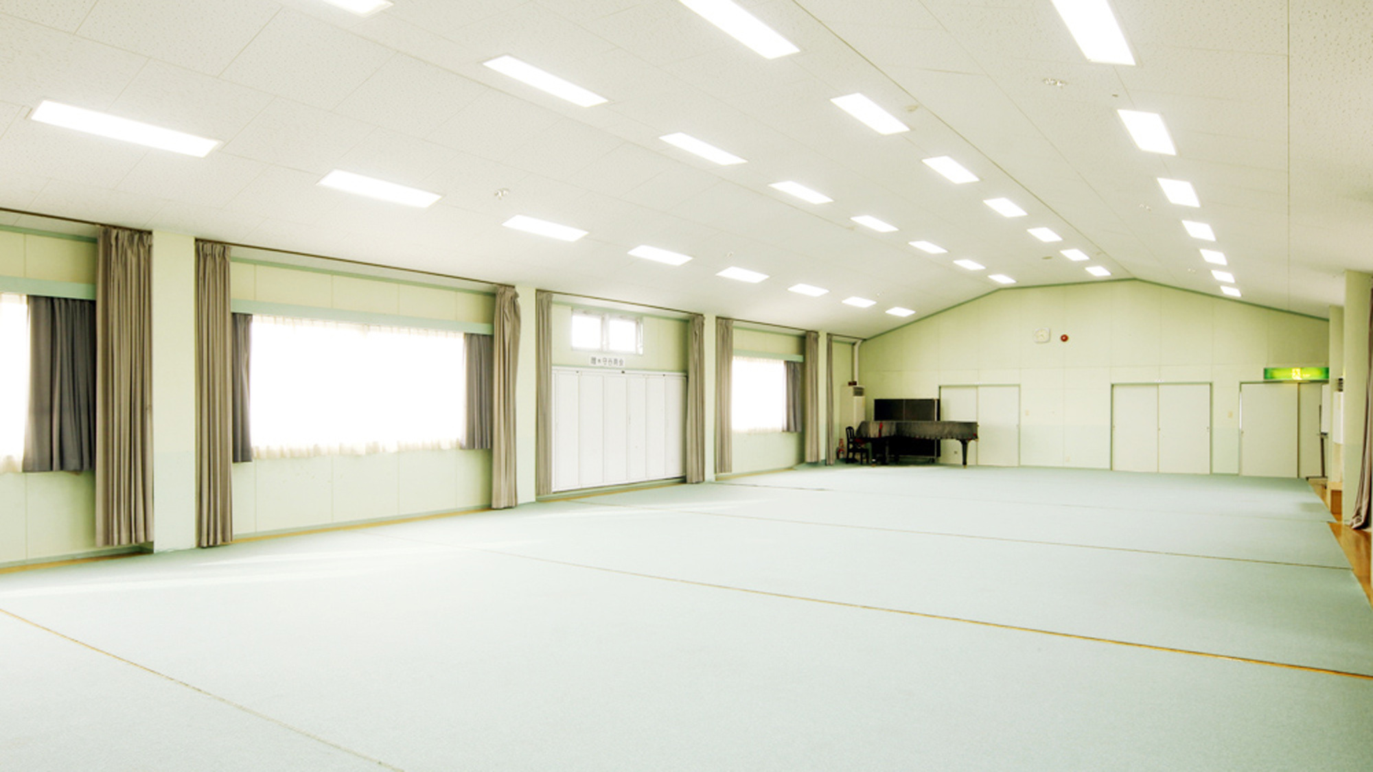 150畳もあるひろ〜い別館多目的ホールスペースです。用途に応じてご自由にお使いください！