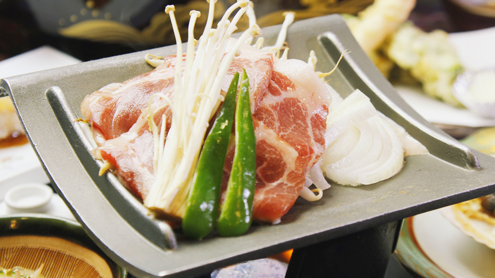 陶板焼きとってもジューシー。鉄板で焼ける音が食欲をそそります！