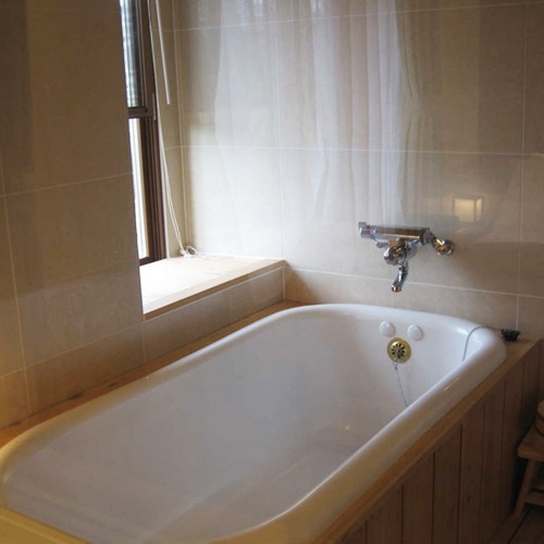 ２１２号室（ダブル）白いバスタブ