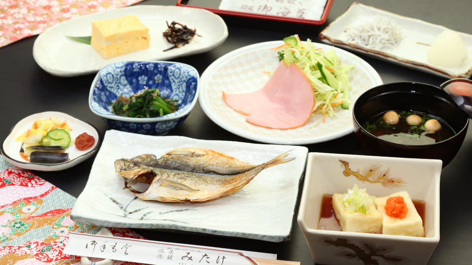 【朝食】 手作りの温かい和朝食をご用意いたします。