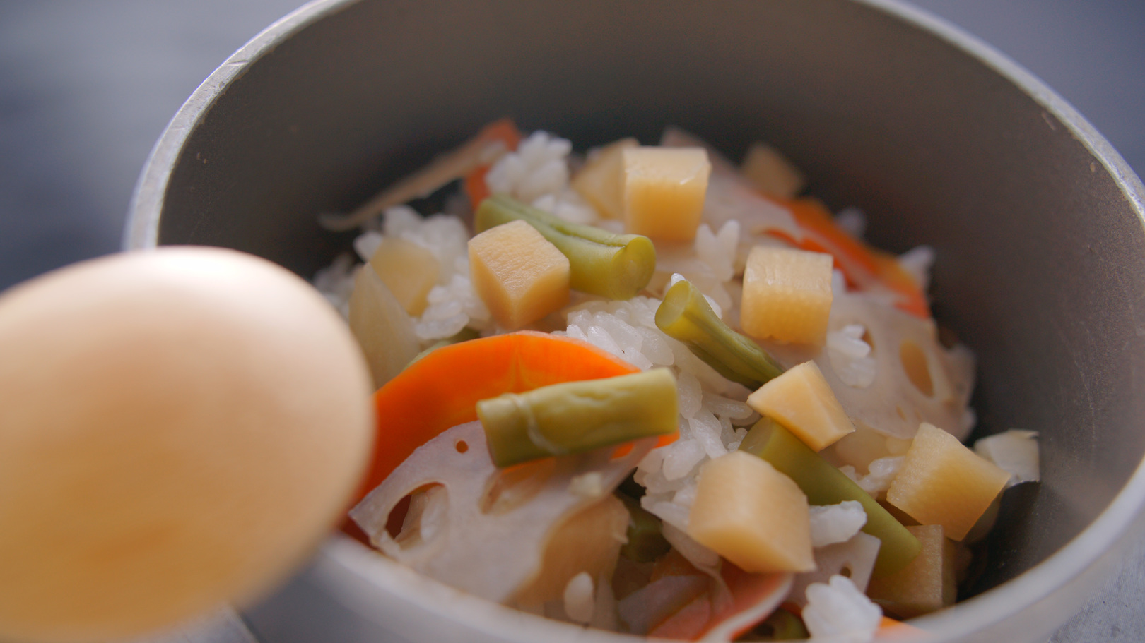 季節の釜飯。5分ほど蒸らすと、おこげができて美味しいんです♪