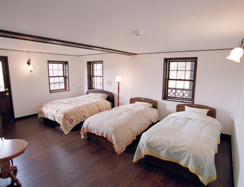 ２６畳のトリプルルームにはシモンズベッドのクィーン１台とシングルが２台