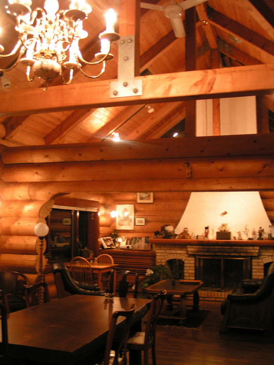 ログハウスのダイニングルーム