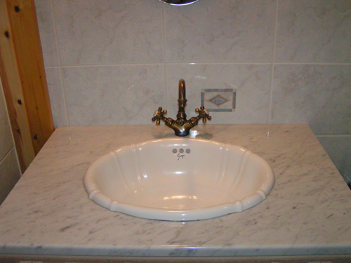 客室の大理石の洗面台