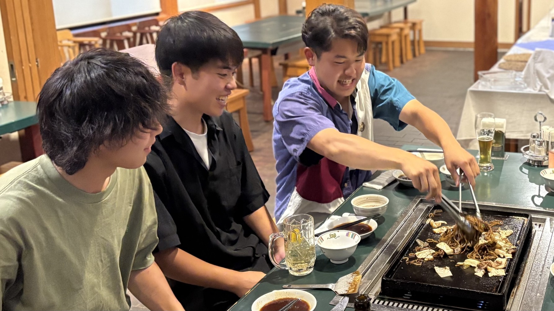 みんなで作る焼きそばは絶品です！