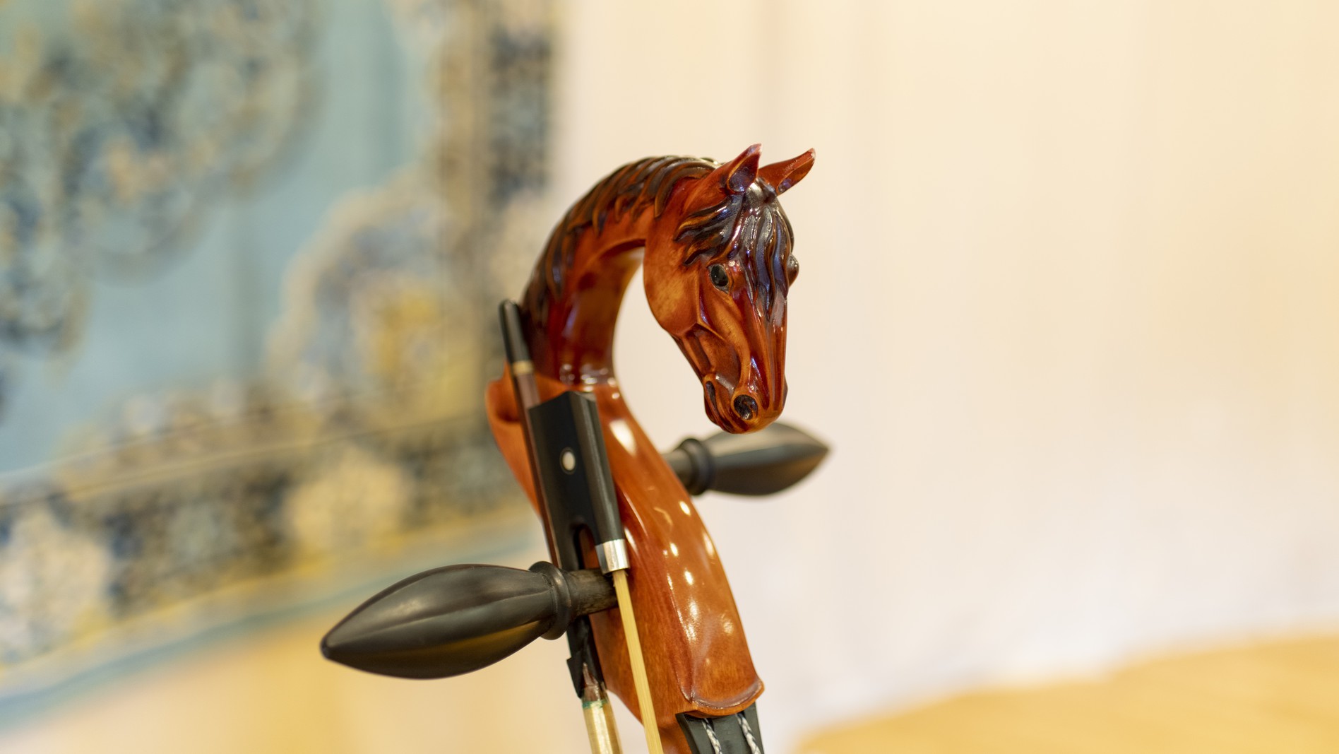 馬の彫刻が施された特徴的な楽器