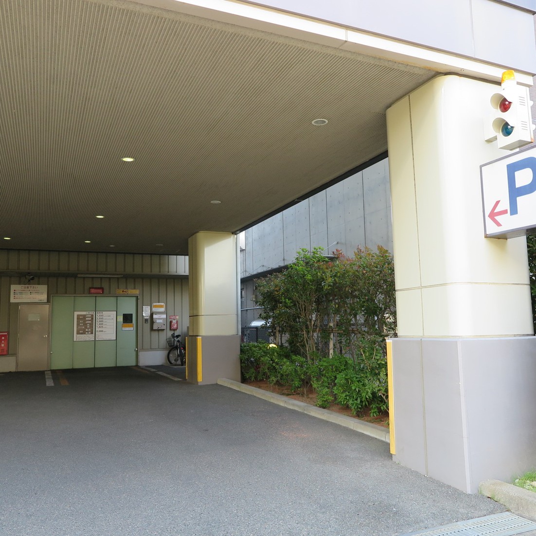 立体駐車場入口