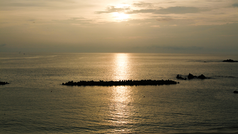 朝焼けと海