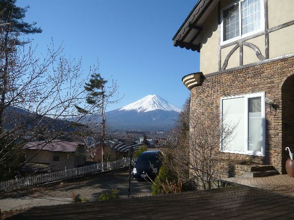 朝の外観と富士山