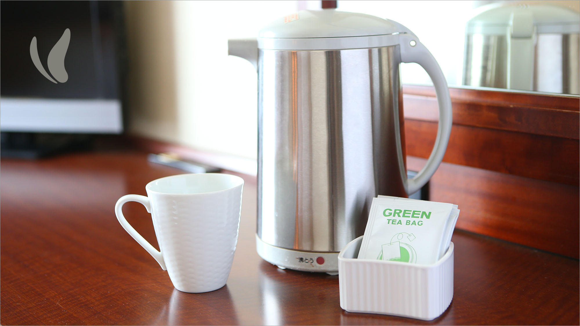 お部屋に緑茶・ほうじ茶のティーパックがございます。