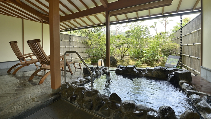庭園付客室露天風呂・岩風呂一例