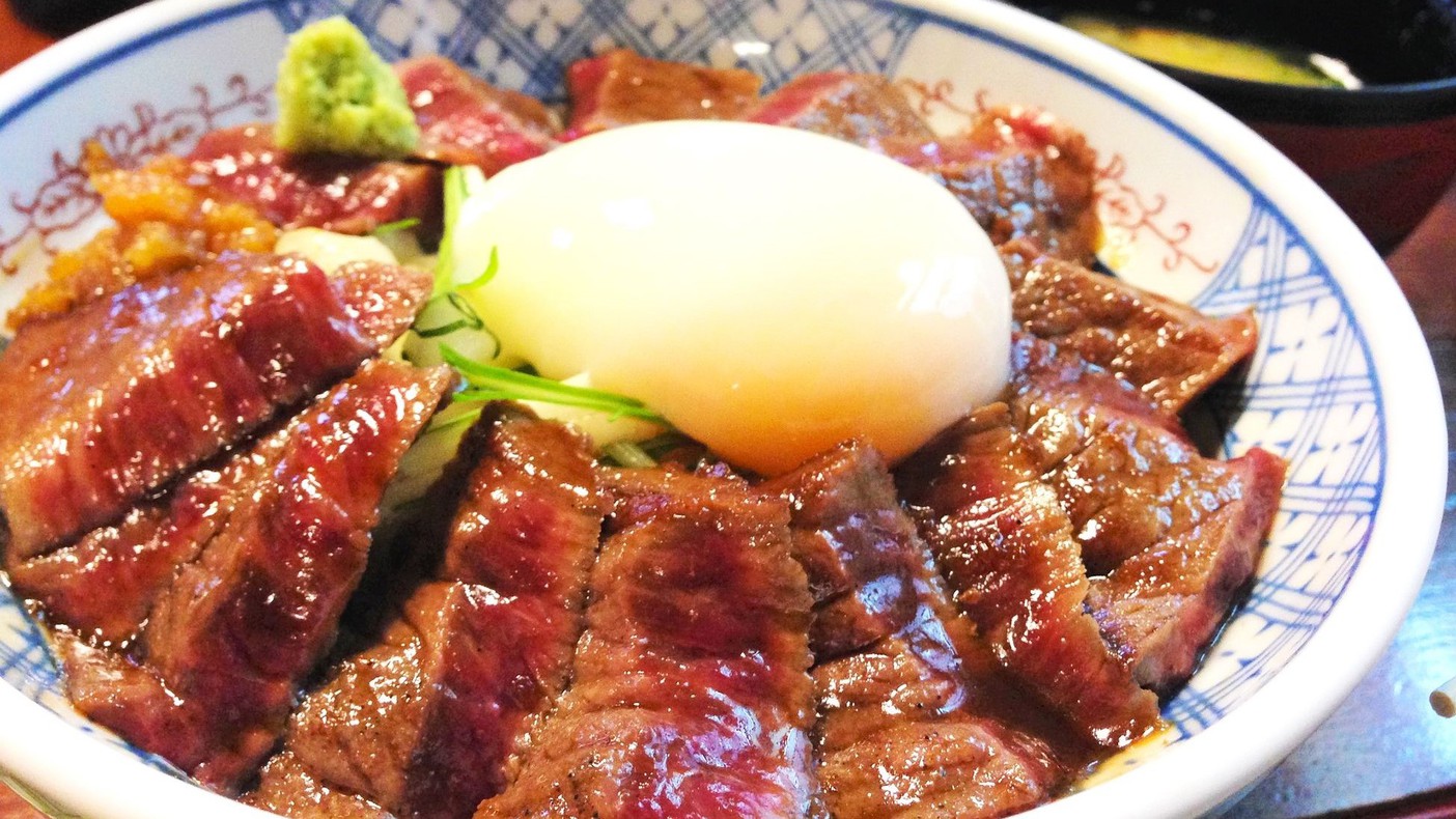 写真提供：熊本県観光連盟ご当地グルメ、あか牛丼！！