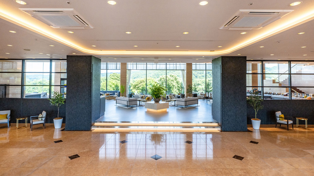 2階エントランスロビー：明るい光と開放感あふれるロビーが、快適なご滞在のはじまりを彩ります