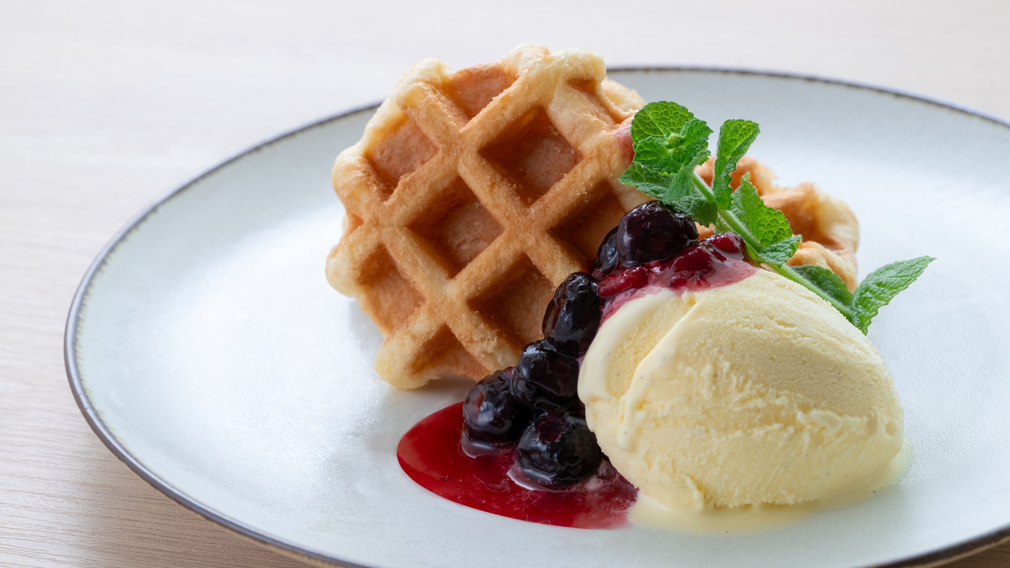 【ランチ&ディナーメニュー】ワッフル プレミアムバニラアイス添え