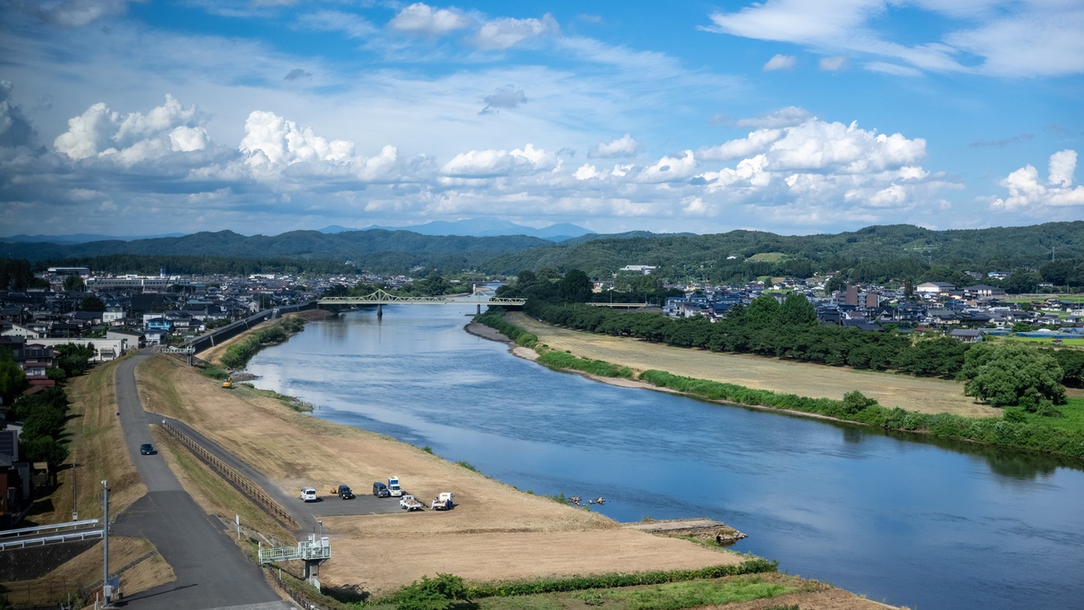 北上川沿い、展勝地を望む開放的な眺め