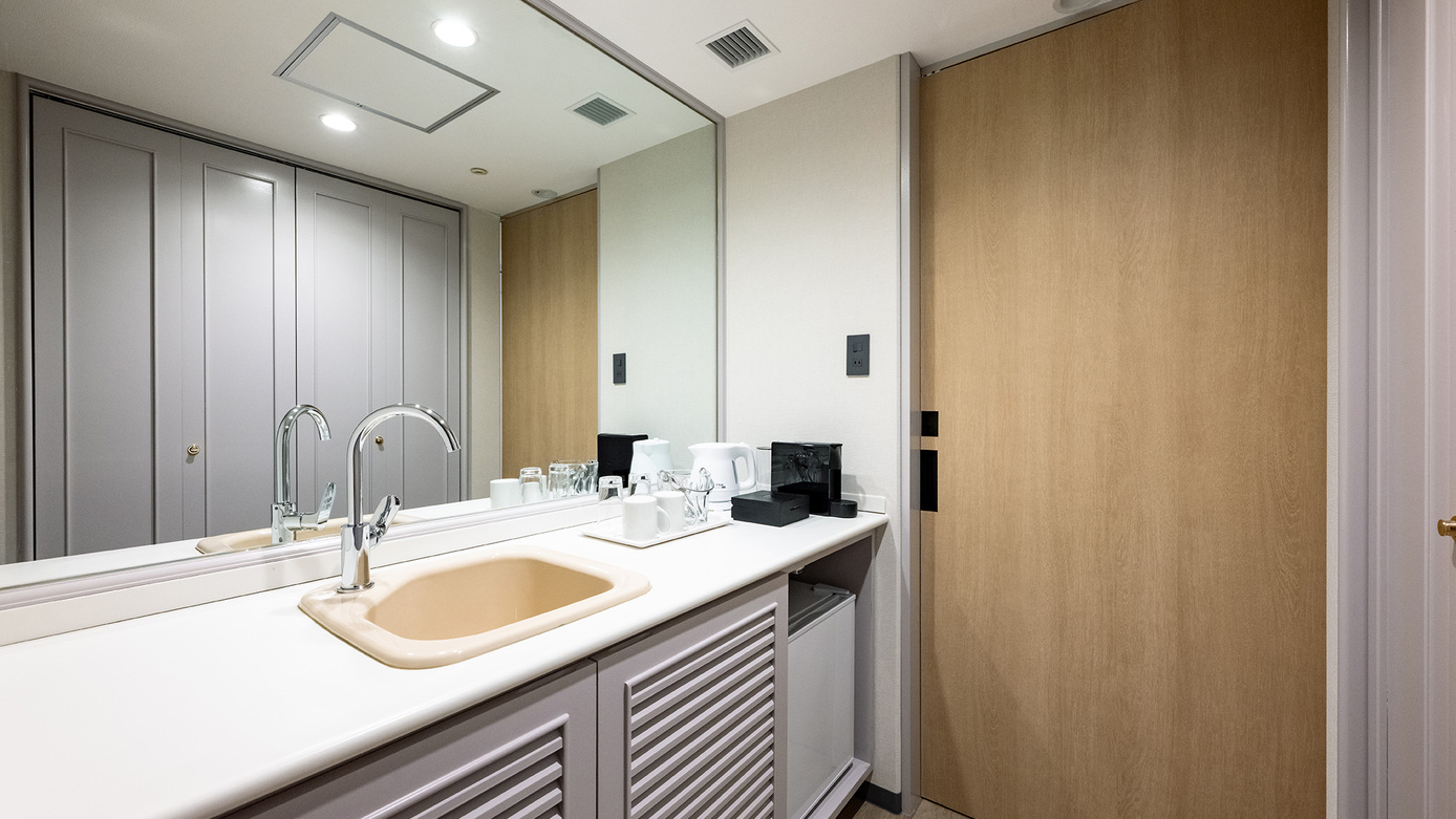 スイートルーム内には、広々とした洗面カウンターが備わっています