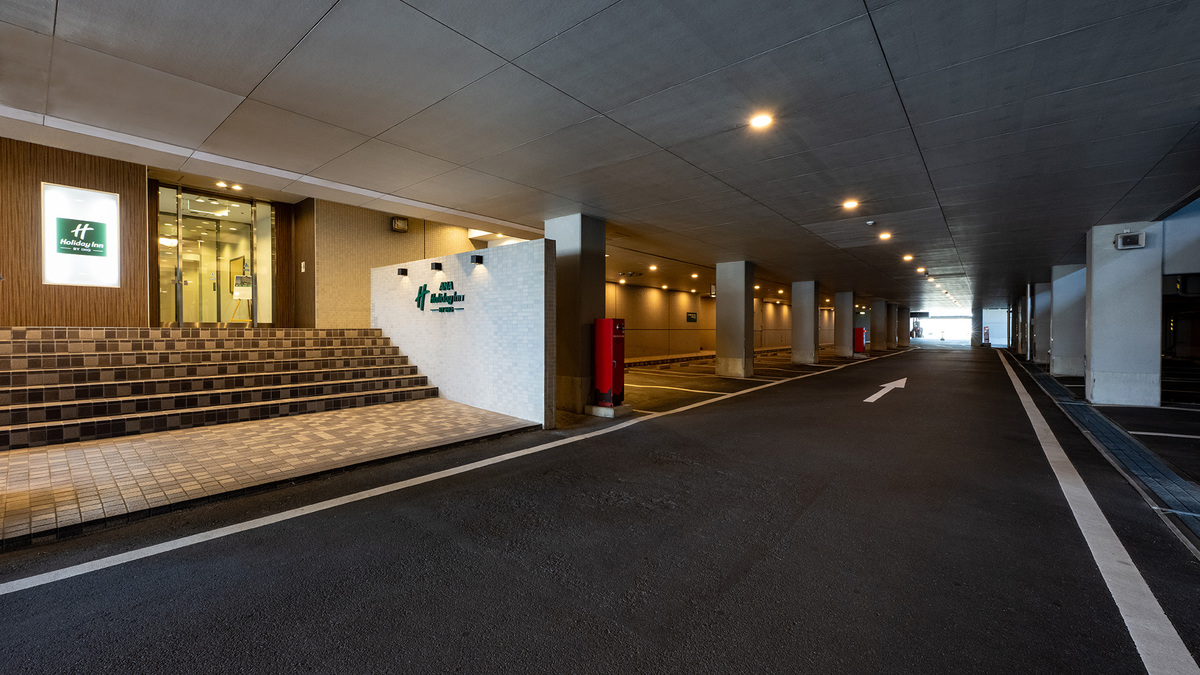 ホテル地階（屋内）駐車場＜無料＞