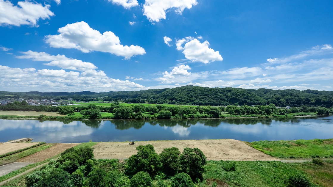 ホテル前の北上川を望む贅沢な立地