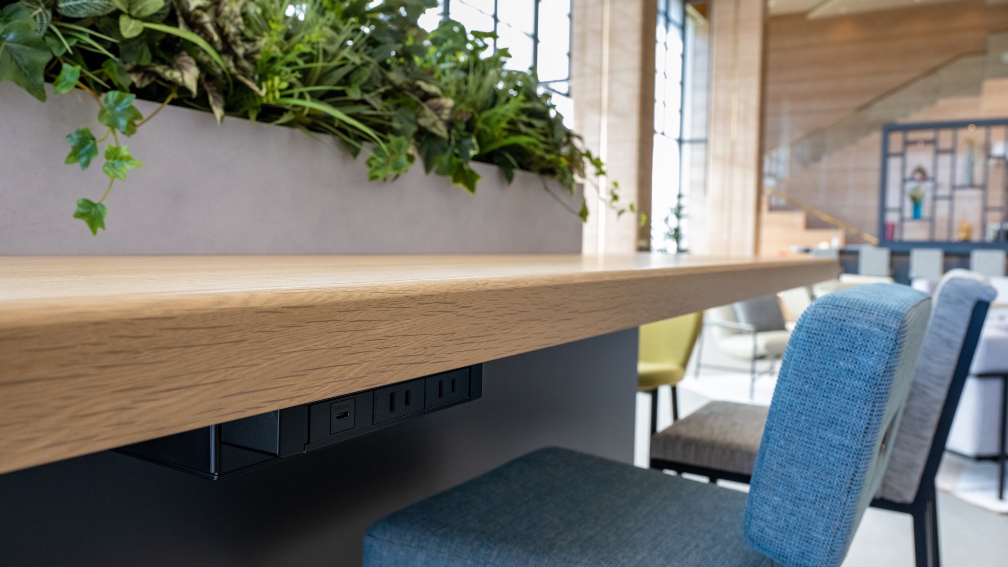 レストラン内の一部テーブルにはコンセントを完備。お食事の合間やご滞在中の作業も快適に