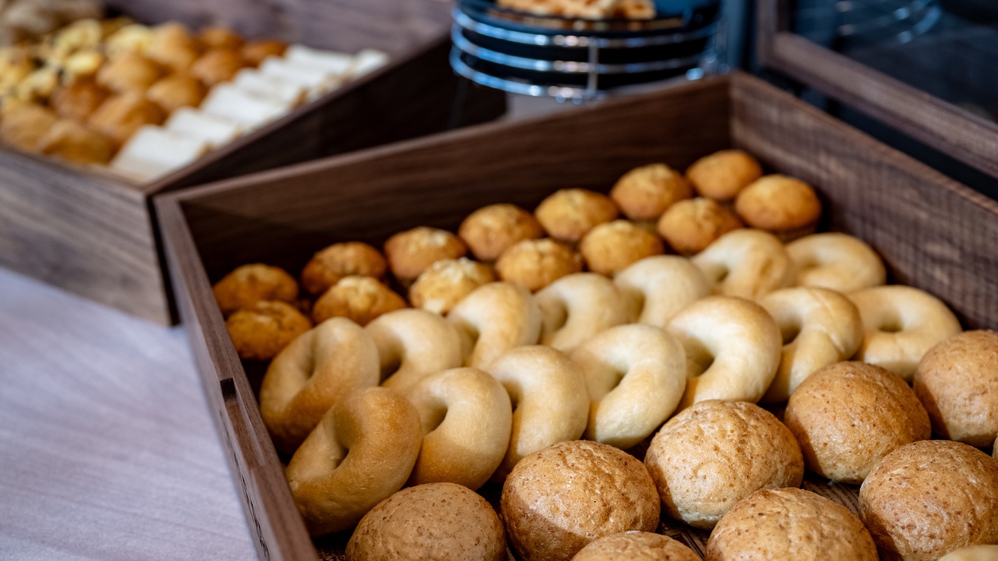 ベーグルやマフィン、国産小麦のパンなど多彩にご用意。選ぶ楽しさで旅の朝をちょっと贅沢に