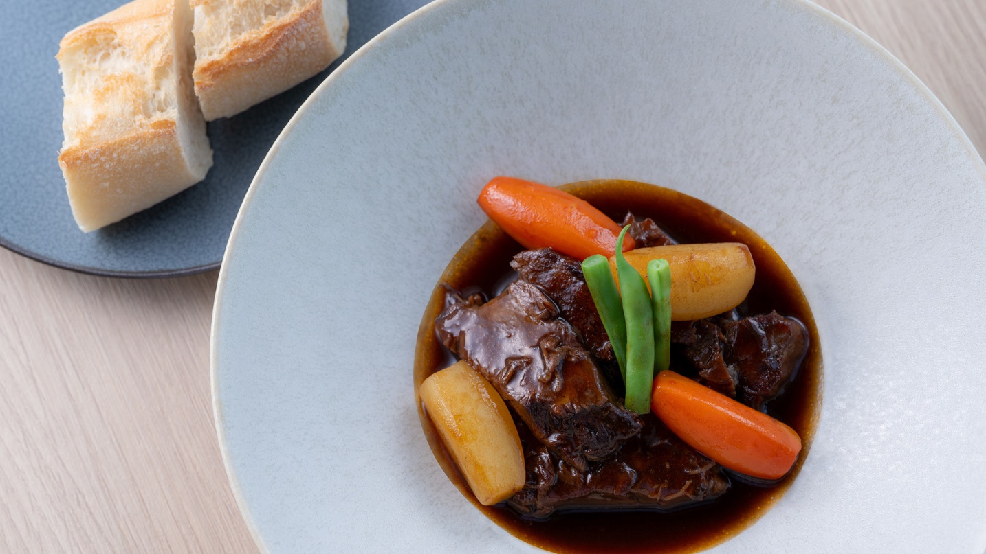 【ランチ&ディナーメニュー】岩手県産黒毛和牛赤ワイン煮込みリバプール風 バゲット付き