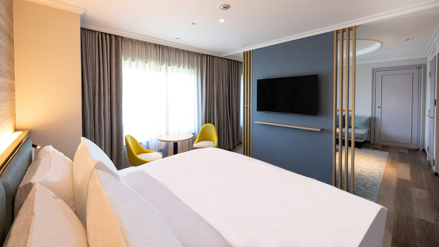 1ベッドルームスイートは、幅200㎝のキングベッドとエキストラ・ソファベッドで1〜4名様ご利用可能