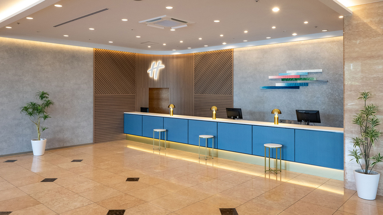 2階フロントカウンター：明るく開放的なロビーで、心を込めて皆さまをお迎えします