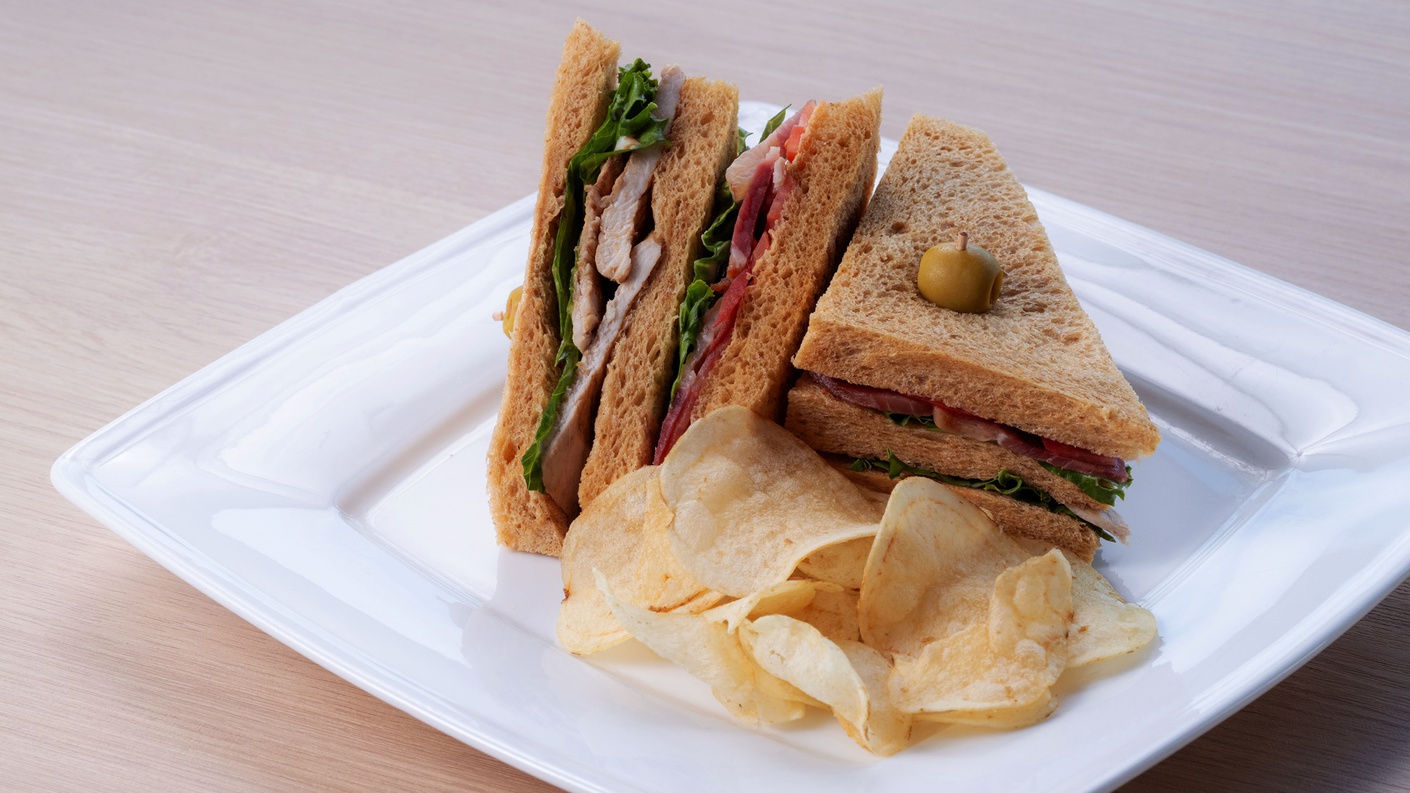 【ランチ&ディナーメニュー】花巻産白金豚ベーコンのクラブハウスサンド 