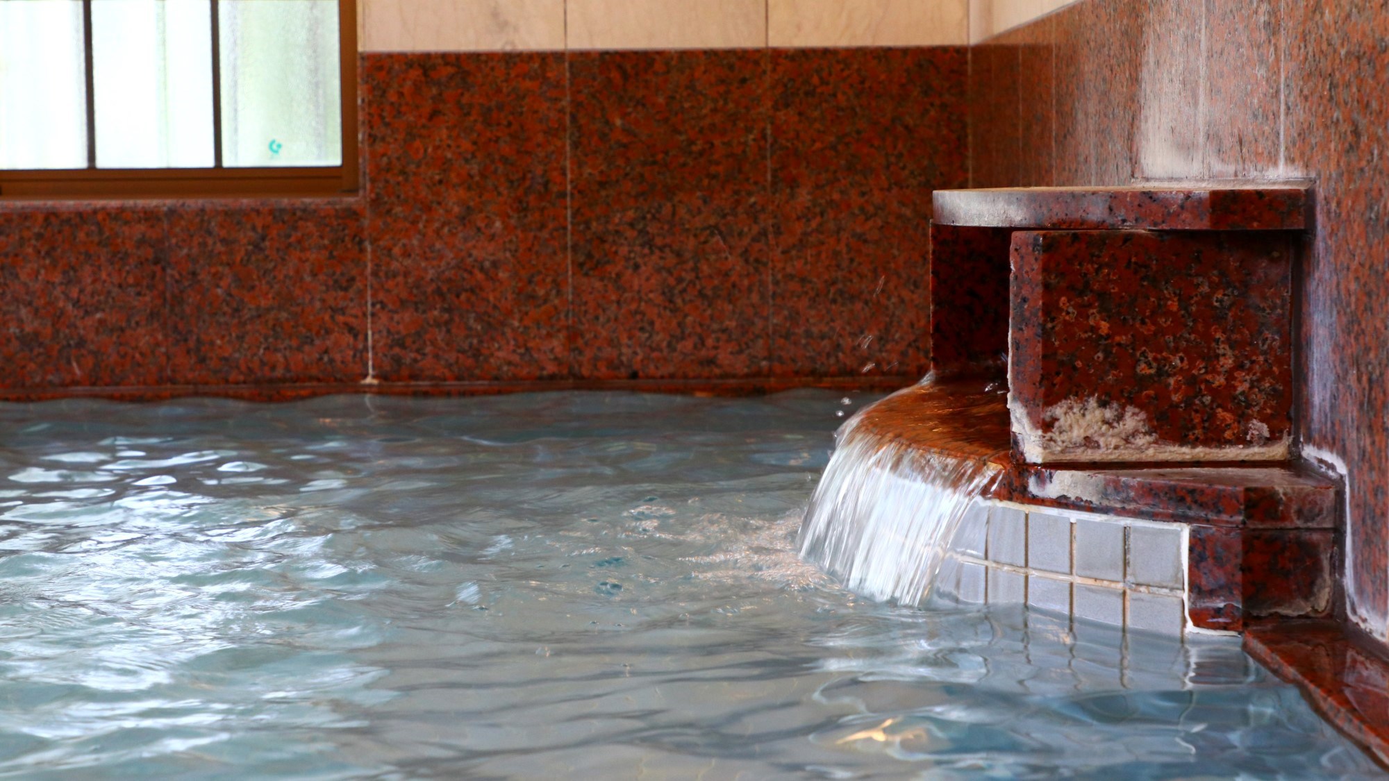 「浦子の湯」広々とした石造りの大浴場