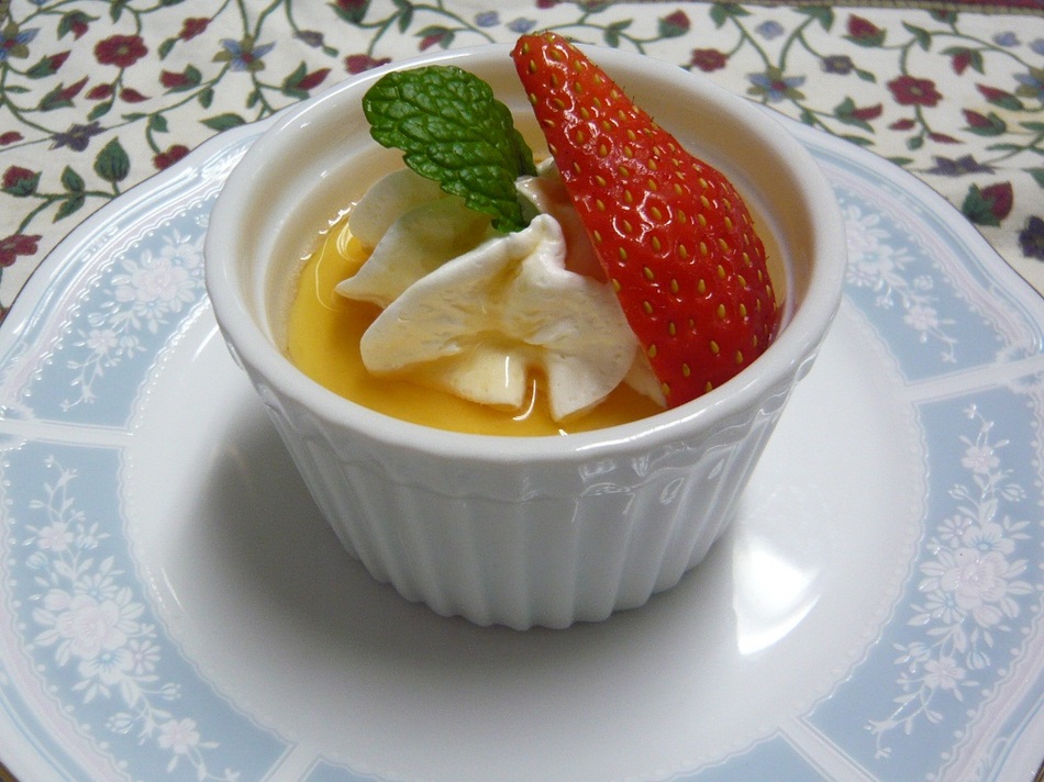 卵とミルクとお砂糖だけで作る自家製プリン♪