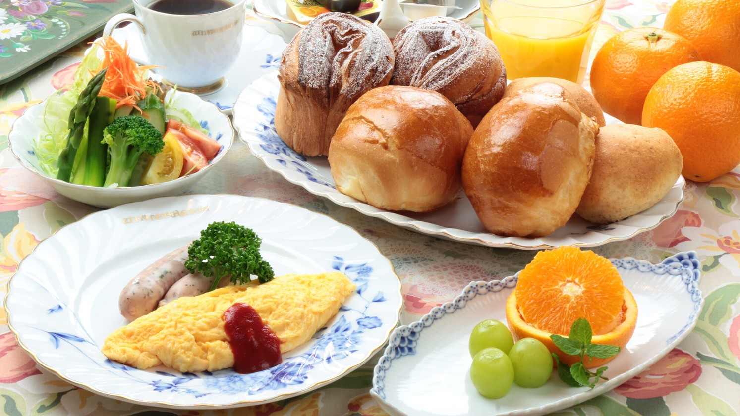 【食事】朝食。焼きたてふわふわの手作りパンとバランスのよい洋朝食。