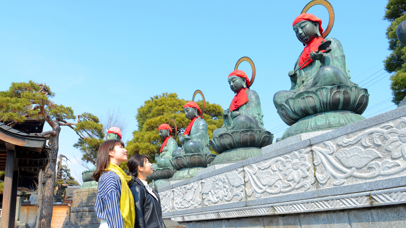 善光寺境内の六地蔵さま。お寺の象徴的な存在です。