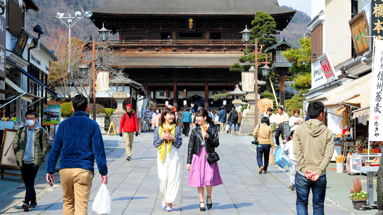 長野に来たらここでしょ♪国宝・善光寺！奥に見える山門には有料で登ることもできます！