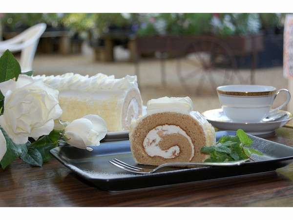 河津バガテル公園新名物ローズロールケーキ