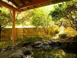 木々の和らぎ風を感じながらゆったりと湯浴みをお楽しみください