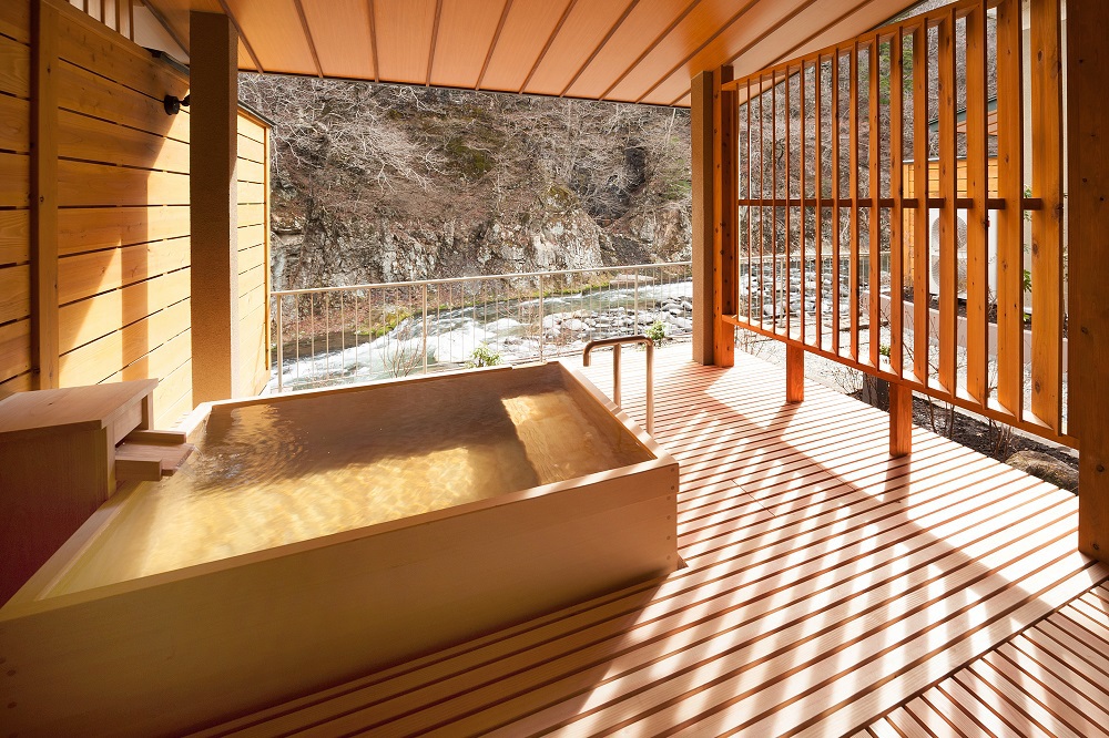 2016年リニューアルのお部屋「山そまり」の露天風呂 ひのき造り