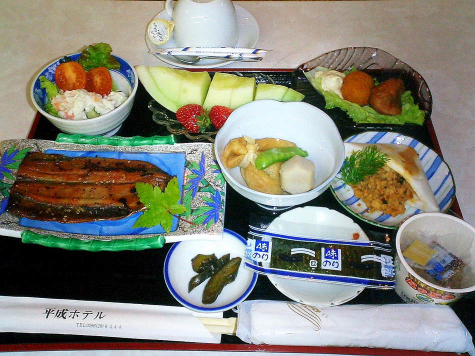 朝食例【秋刀魚蒲焼、はんぺん肉溢れ、蟹コロッケ、炊き合わせ、メロン、苺】