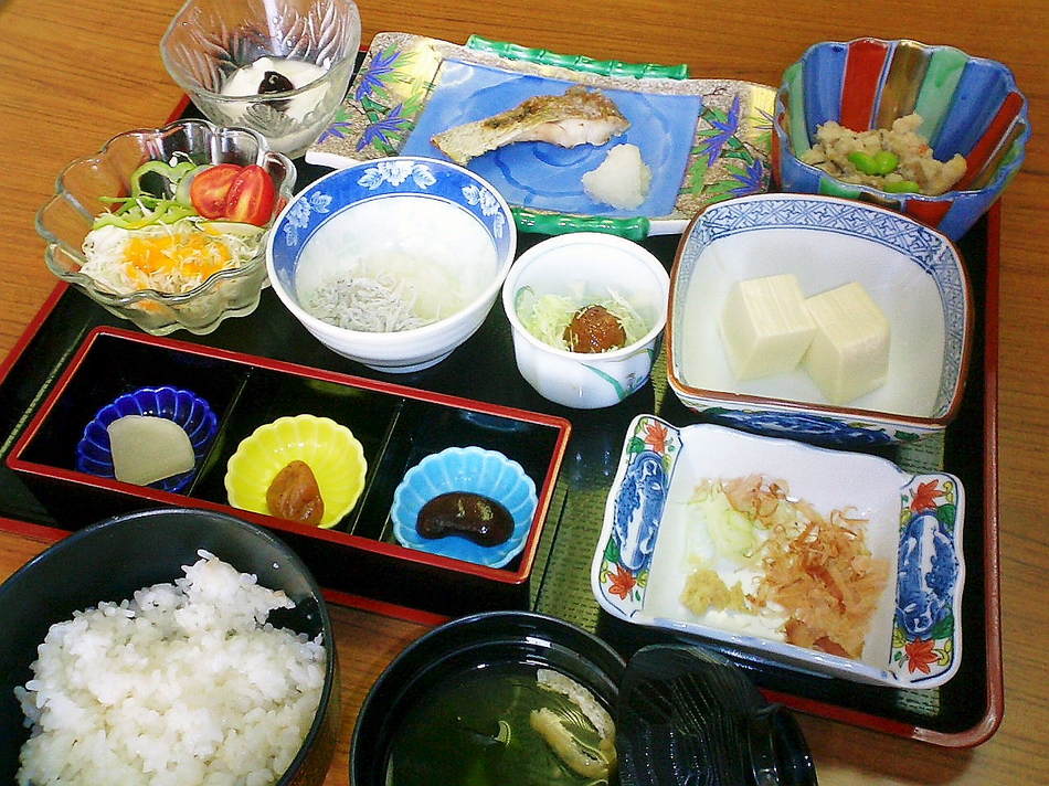 朝食例【大洗のちだい、しらすおろし、巣篭もり肉団子、うの花、豆腐、サラダ】