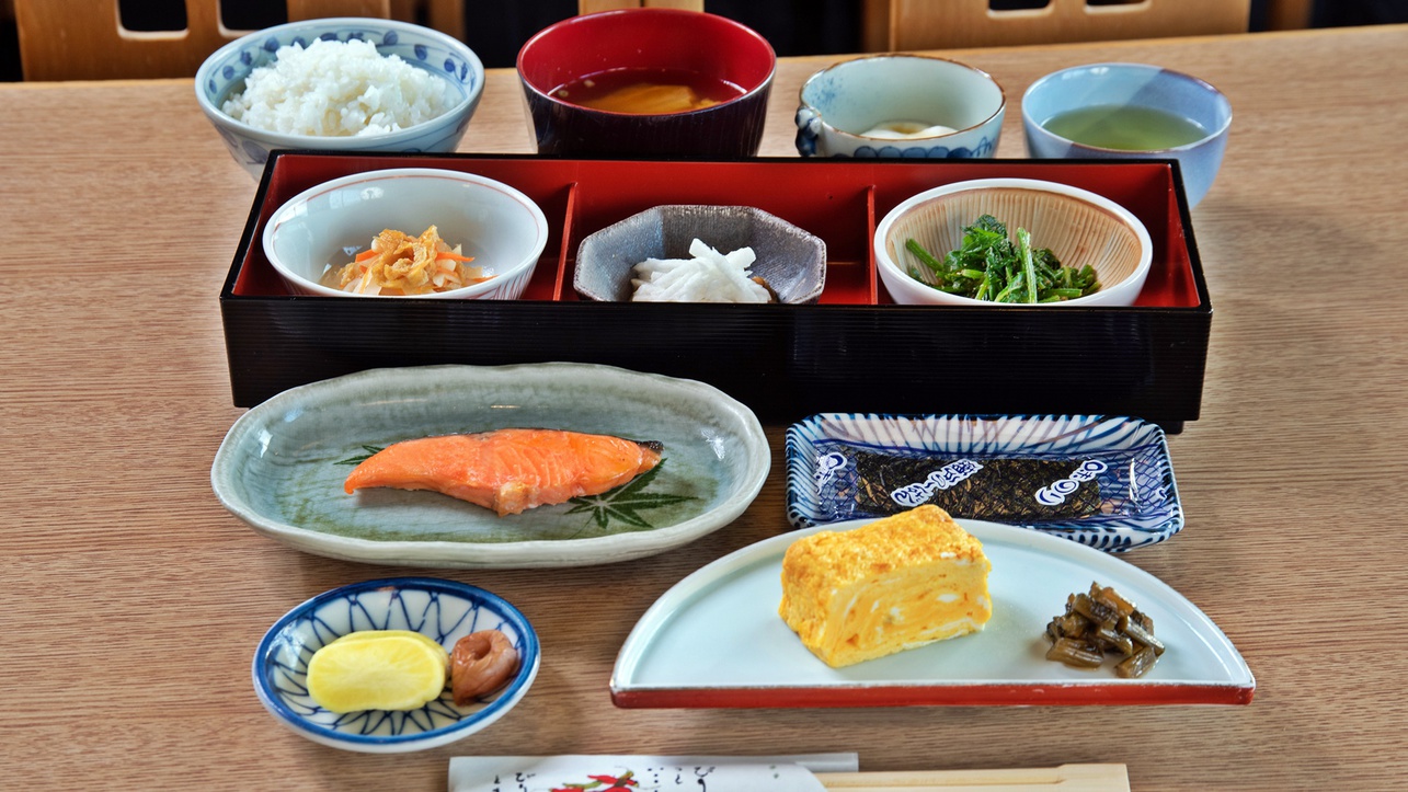 *ご朝食/自家栽培の野菜や湧水で育てた飯山産コシヒカリ