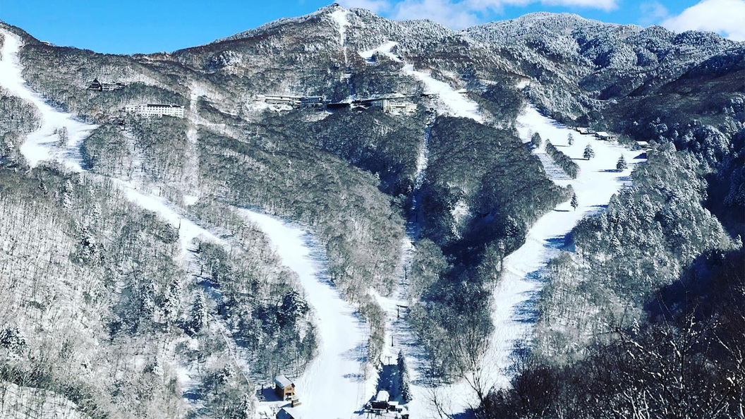 *ゲレンデ／山の駅から臨むスキー場！オーナーおすすめの絶景スホ？ットです！