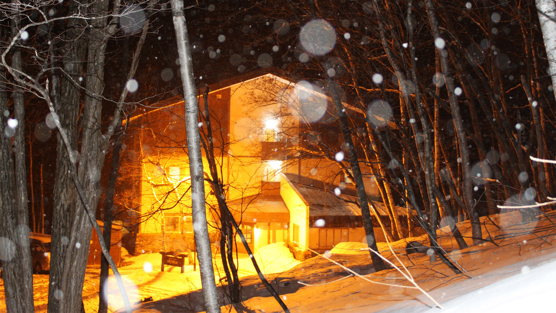 *外観（冬）／雪景色の中、夜にはホテルをライトアップしています。