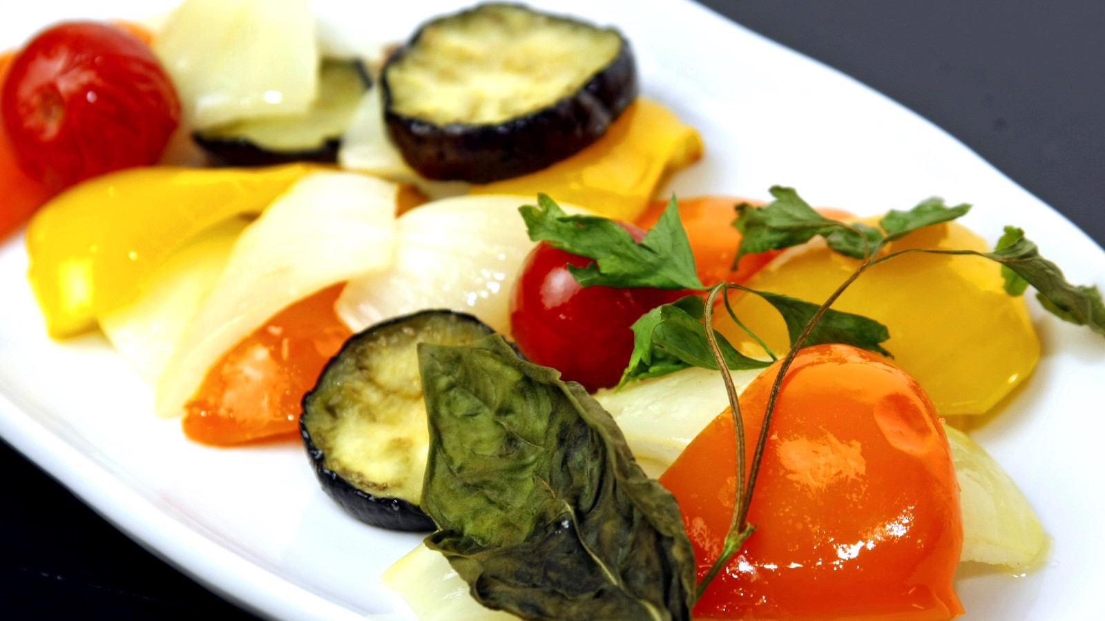 食事一例夏野菜のオーブン焼きサラダ