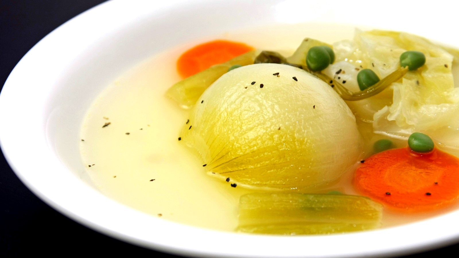 食事一例自然の美味しさを味わう野菜の蒸し煮スープ