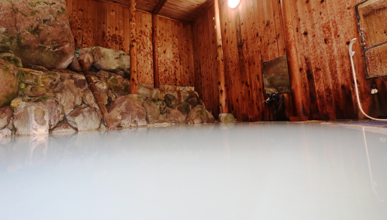 天然硫黄温泉色の変化をお楽しみ頂ける、珍しい温泉です。