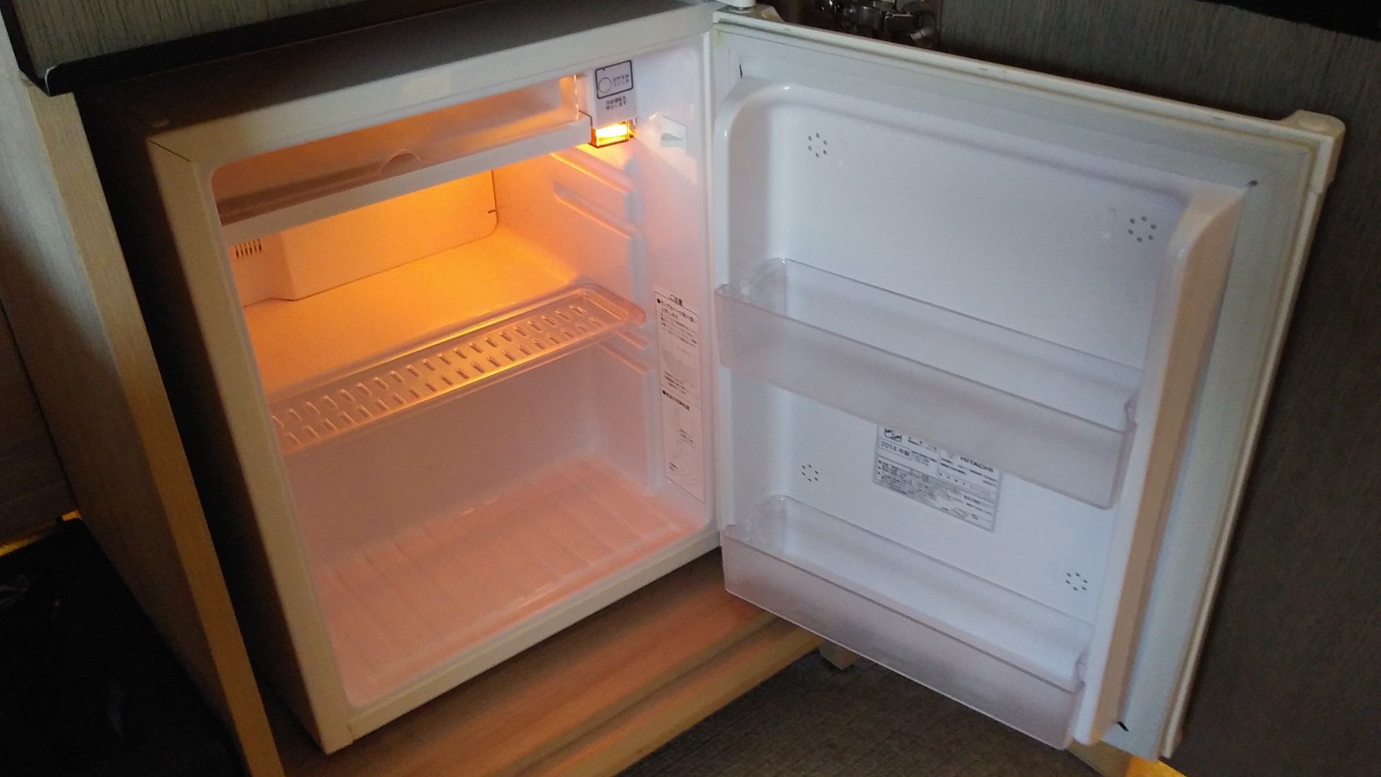 現在、感染防止に向けた取り組みの一環として、冷蔵庫内商品を撤去しております