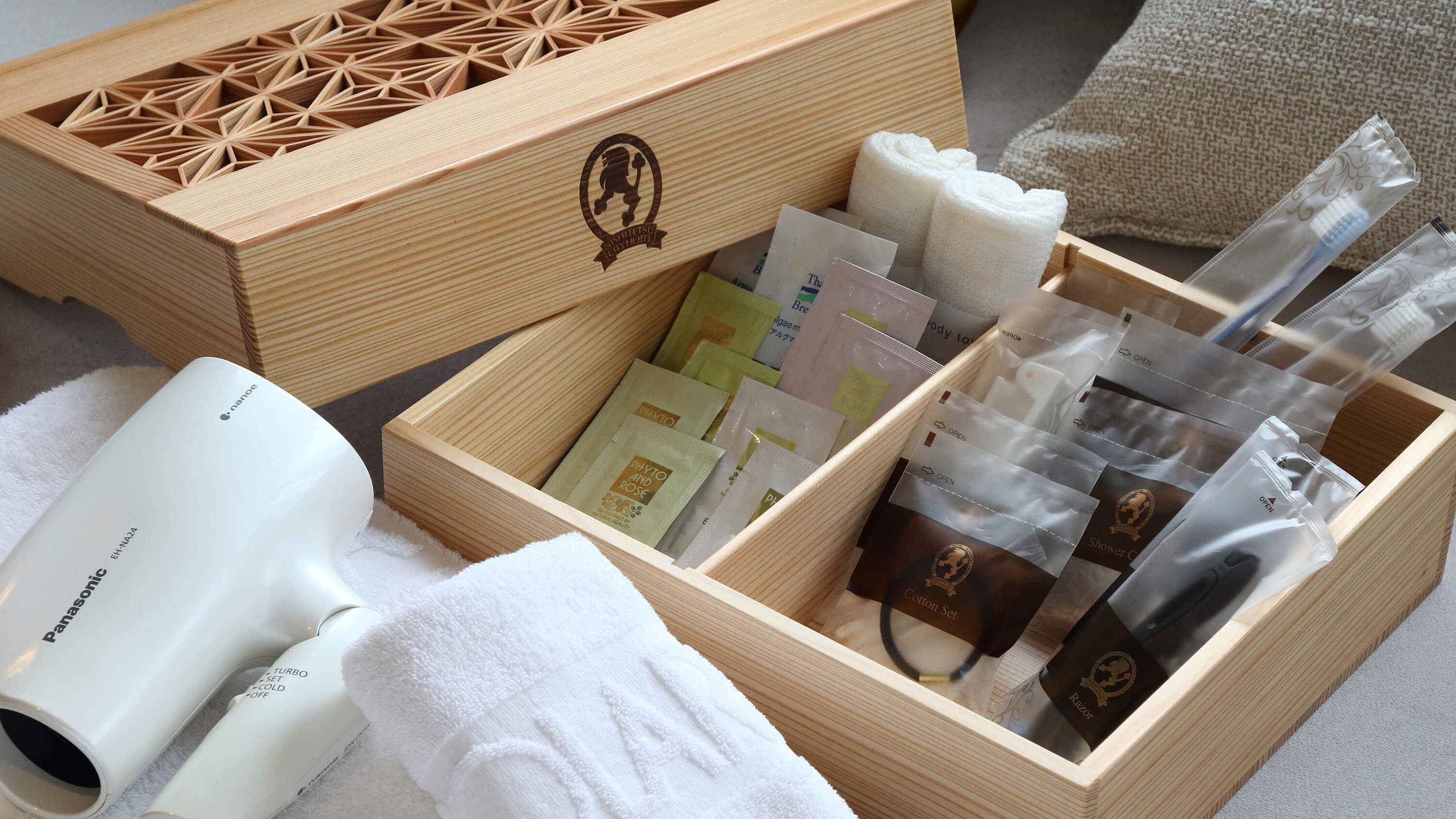 福岡県の特産工芸品「大川組子」のBOX（アメニティはアメニティバーより必要な物をお選びください）