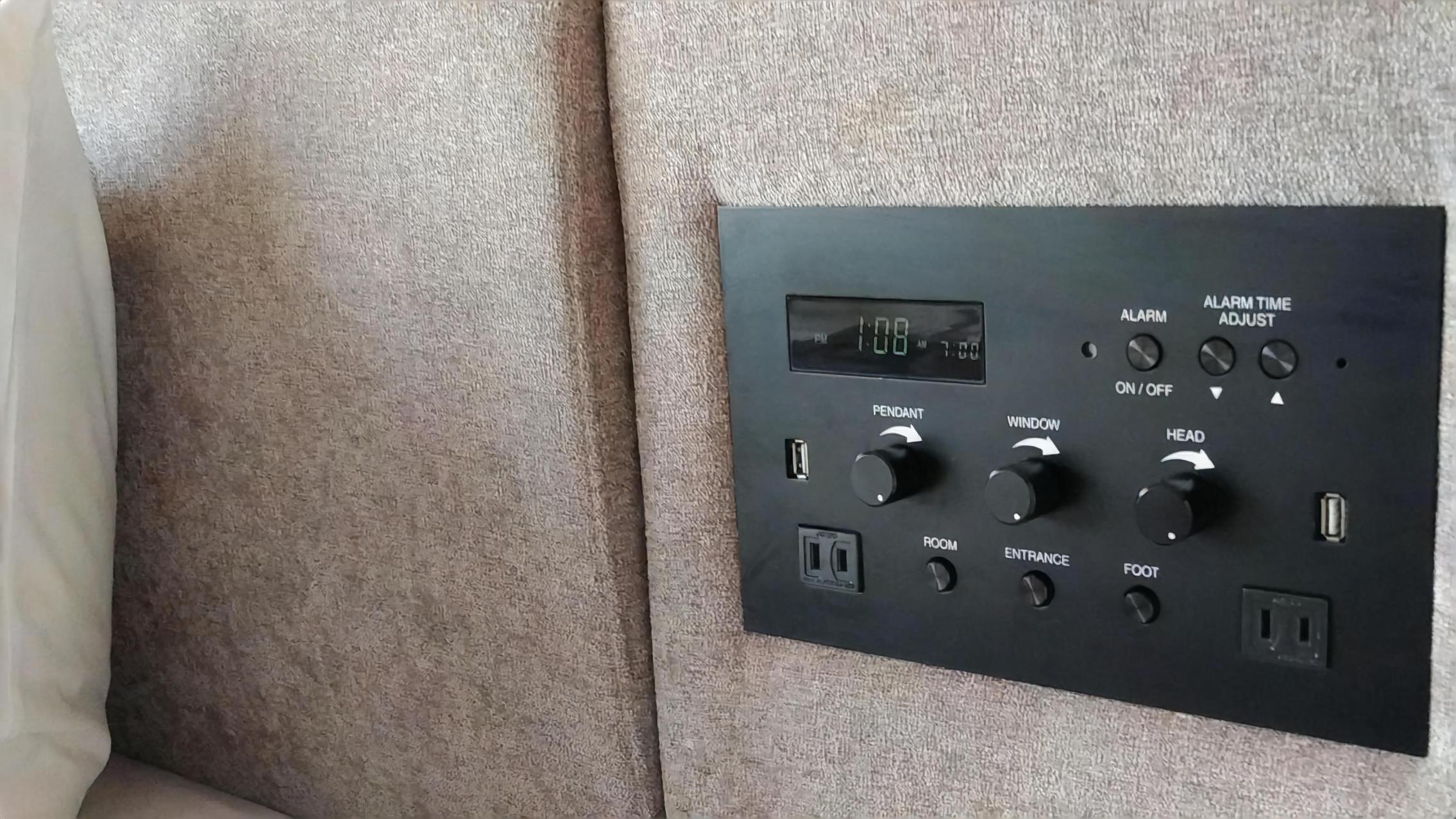 ベッドサイドのコントロールパネルには、コンセント・USBポートもあり、寝ながら充電ができます
