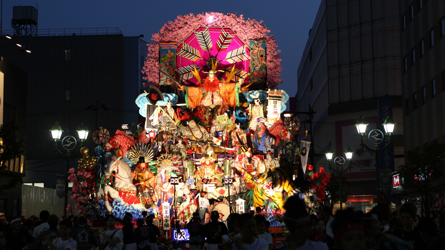 【八戸三社大祭/７月３１日〜８月４日】８月２日は夜間運行です。山車はライトアップされます。