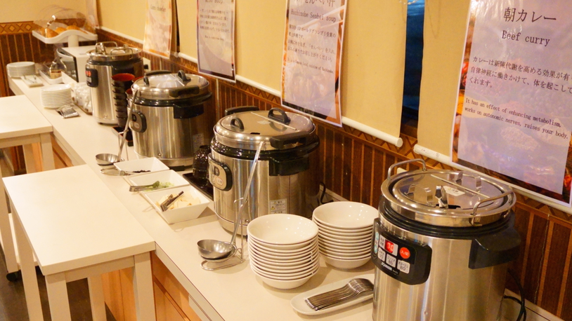 【朝食バイキング】お味噌汁の他に、郷土料理「八戸せんべい汁」もご用意しております。